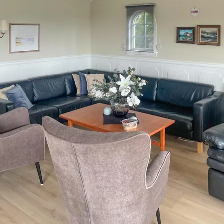 5 Bedroom Cozy In Ferienhaus Mandal